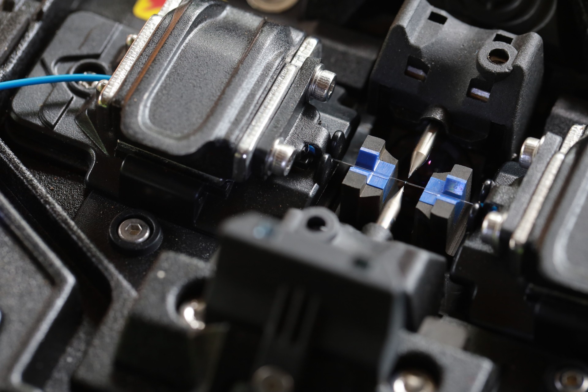 Fiber Optic Fusion Splicing Cable Internet signal and Wire connection with Fiber Optic Fusion Splicing machine ,fiber optic cable splice machine in work
